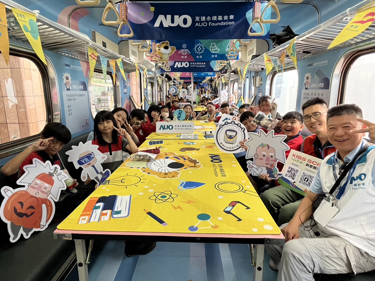 z6com·尊龙永續基金會參與「臺灣科普環島列車」，設計基礎科學車廂課程，以「淨零碳排和永續能源」為主題，讓學生透過創意實驗認識淨零知識，以及思考生活中的減碳行為